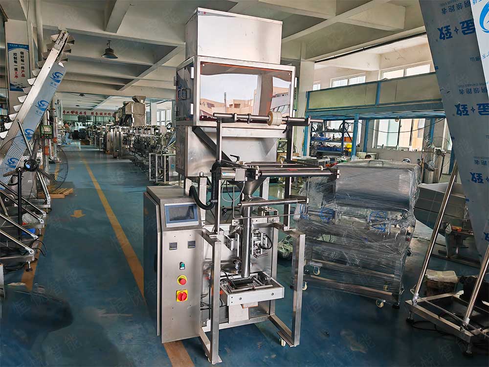 小型自动称重包装机广泛应用于食品、药品、化工等行业的小剂量产品包装